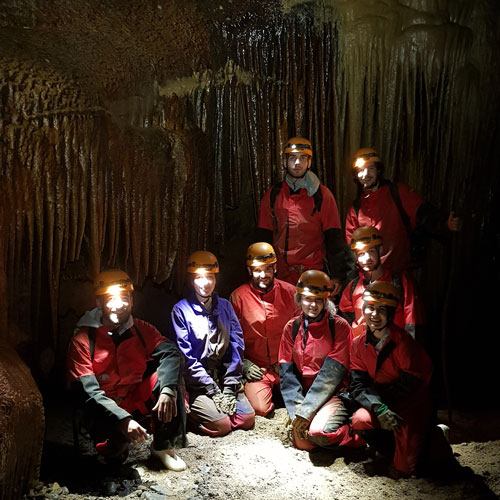 randonnee-souterraine-speleo-famille-ardeche-les-vans-ben-aven-tour-2 Petit groupe de spéléologues avec de très belles stalagmites dans cette magnifique grotte en Ardèche
