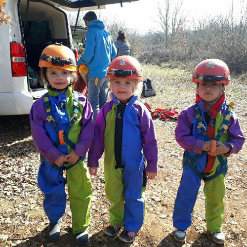 randonnee-souterraine-speleo-famille-ardeche-les-vans-ben-aven-tour-5 Équipement de spéléologie pour les enfants avant de rentrer dans la grotte ardéchoise