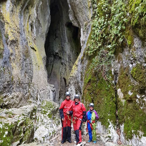 randonnee-souterraine-speleo-famille-ardeche-les-vans-ben-aven-tour Sortie de spéléologie en famille en Ardèche – Parents et enfants profitant d’une aventure souterraine ludique et accessible.