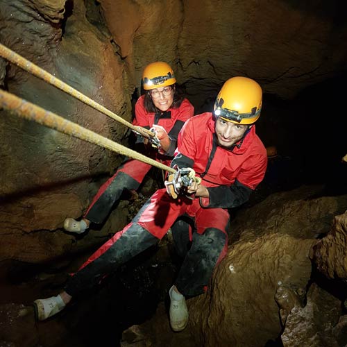speleo-les-vans-ardeche-speleo-rigolo-ben-aven-tour-2 Entrée spectaculaire dans une grotte ardéchoise – Vue impressionnante d’un gouffre naturel servant d’entrée à l’exploration.