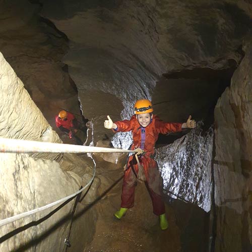 speleo-les-vans-ardeche-speleo-rigolo-ben-aven-tour-5 Spéléologue suspendu en rappel – Descente en rappel dans un gouffre lors d’une sortie spéléo aventure.
