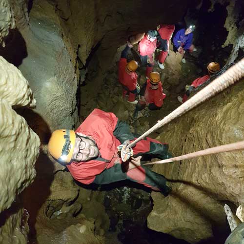 speleo-les-vans-ardeche-speleo-rigolo-ben-aven-tour Petit rappel dans un petit puit de quelques mètres de profondeur