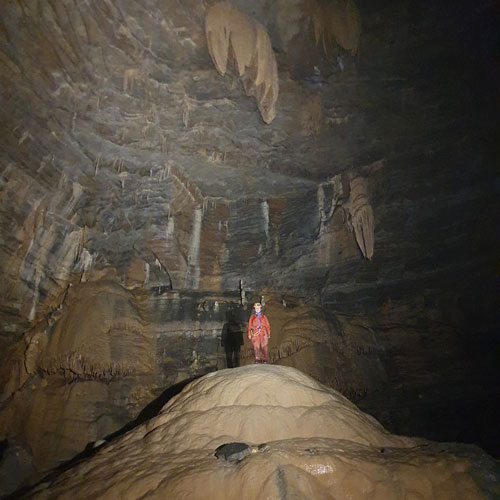 speleologie-aventure-les-vans-ardeche-ben-aven-tour-4 Grande salle souterraine avec stalactites et stalagmites – Magnifique formation rocheuse (salle du mont blanc Naves) au cœur d’une grotte en Ardèche.