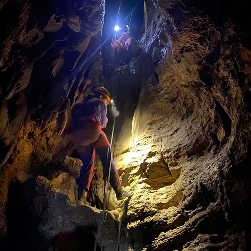 speleologie-aventure-les-vans-ardeche-ben-aven-tour-5 Spéléologue suspendu en rappel – Descente en rappel dans un gouffre lors d’une sortie spéléo aventure.