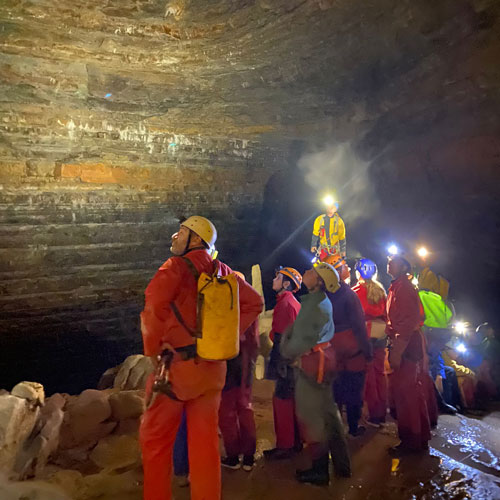speleologie-aventure-les-vans-ardeche-ben-aven-tour-6 Guide spéléologue expliquant la formation des grottes en ardèche à Les Vans