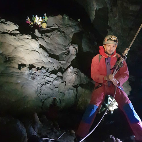 speleologie-aventure-les-vans-ardeche-ben-aven-tour Descente en rappel Entrée spectaculaire dans une grotte ardéchoise – Vue impressionnante d’un gouffre naturel servant d’entrée à l’exploration.
